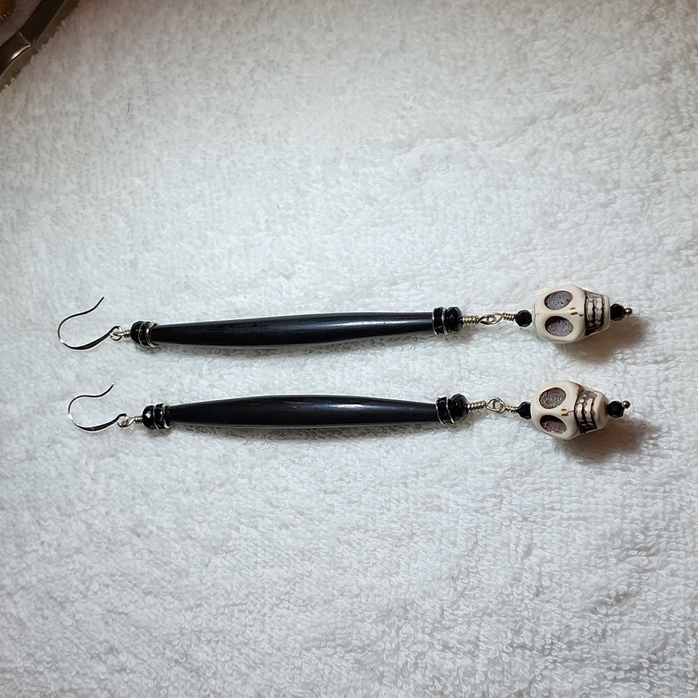 Long dandel bone and scull earrings